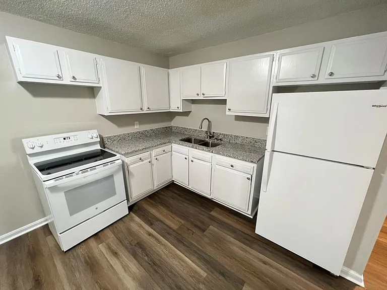 104 Beverly Dr — Photo 3
