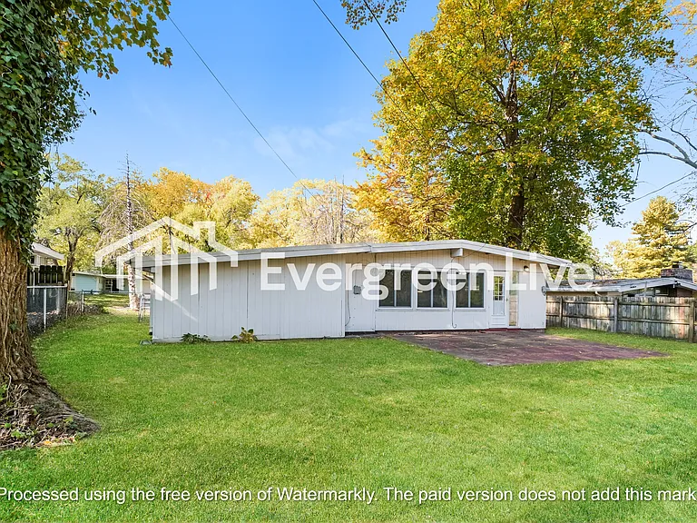 330 Holiday Hl — Photo 15