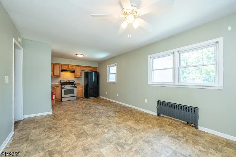 4 bed, 1.0 bath, 1200 sqft, $2,600 — Photo 3