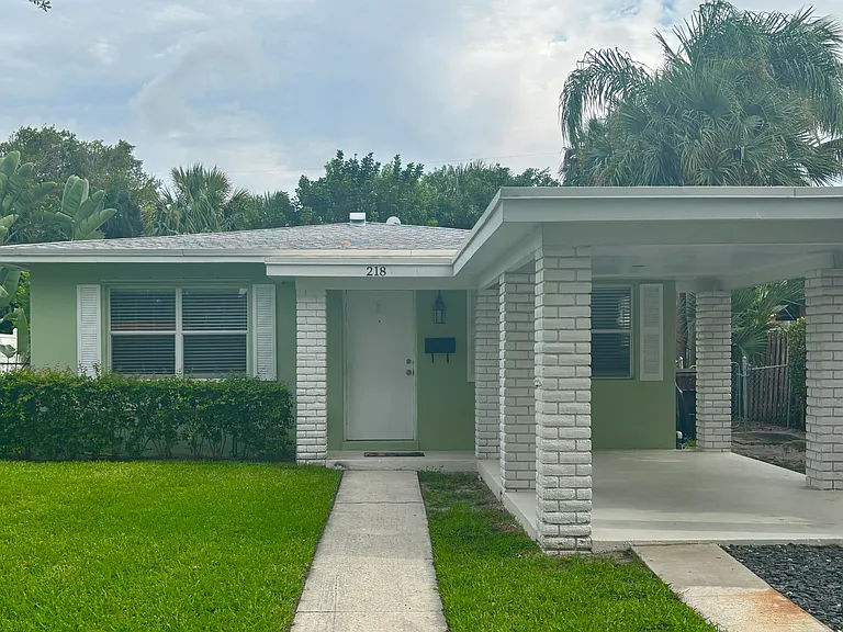 218 Seville Rd — Photo 1