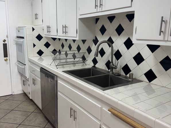 5235 Corteen Pl APT 211