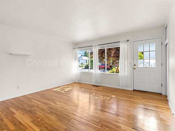 4th image of 7676 N Mississippi Ave