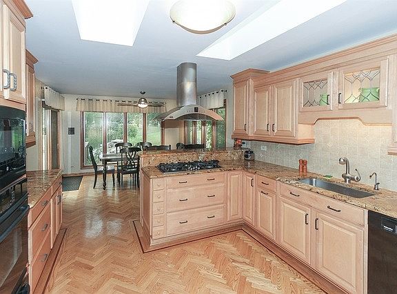 5th image of 807 Derbyshire Ct