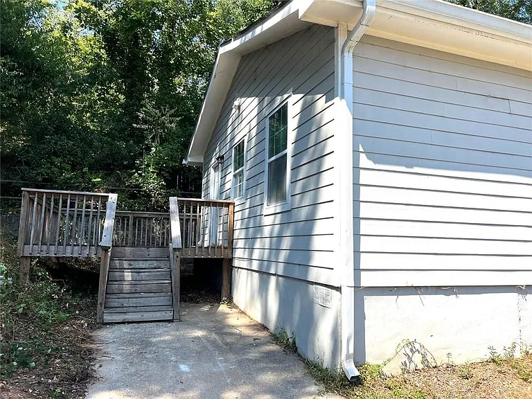 566 Rockwell St SW — Photo 16