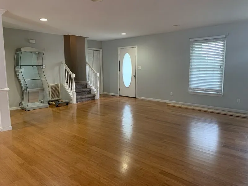 4 bed, 2600 sqft, $2,400 — Photo 2