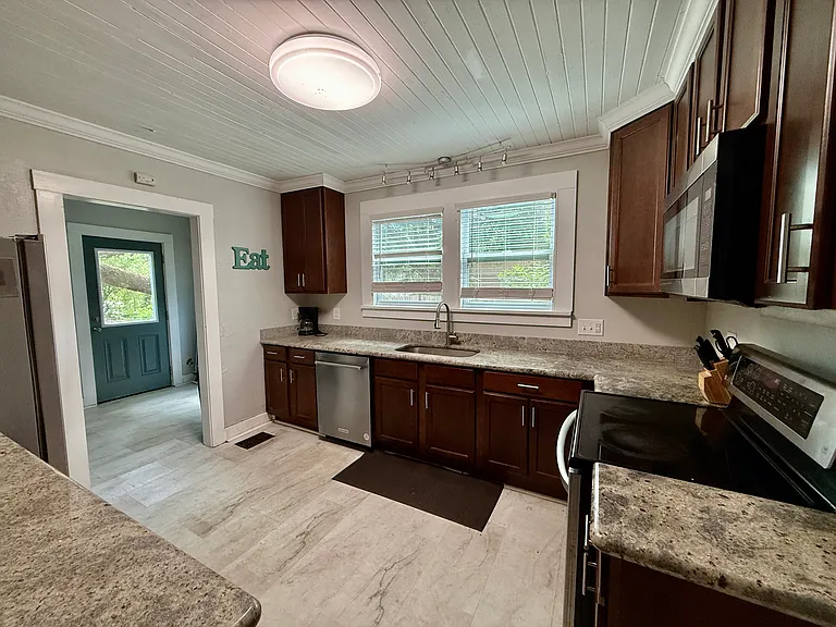 2624 W Desoto St #A — Photo 5