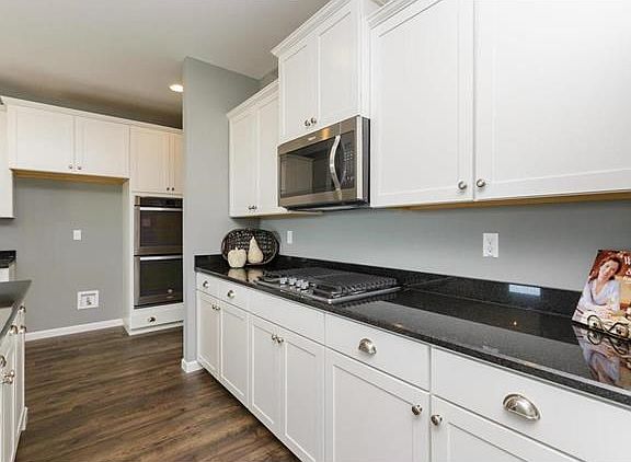 Kitchen with Gas Cooktop, Double Ovens, Microwave and lots of counter space