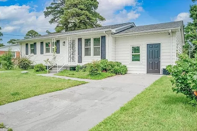 1613 Loren Cres — Photo 2
