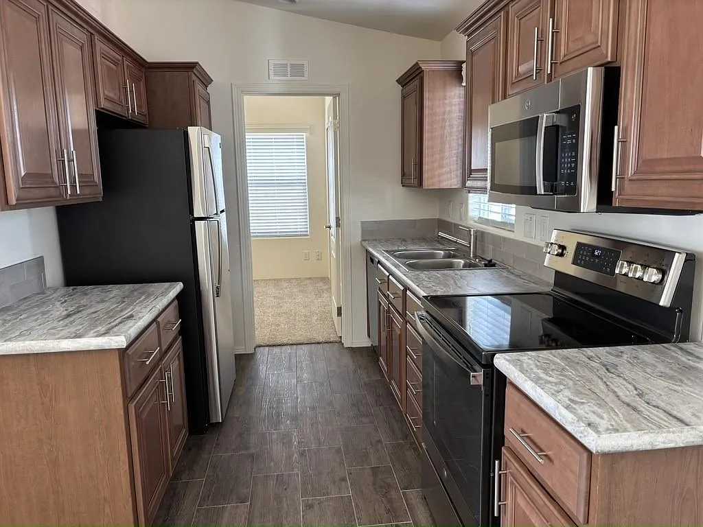 2 bed, 2.0 bath, 748 sqft, $1,444 — Photo 2