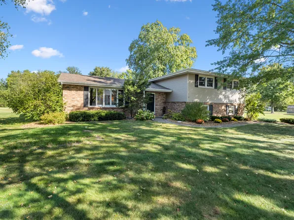 6055 Darline Dr, Saint Anne, IL 60964