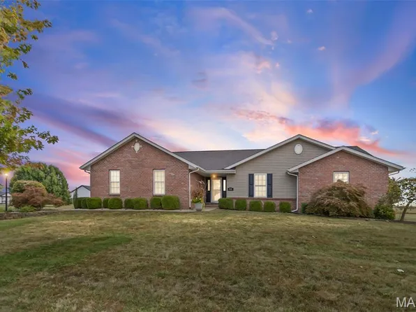 10 Austin Dr, Brighton, IL 62012