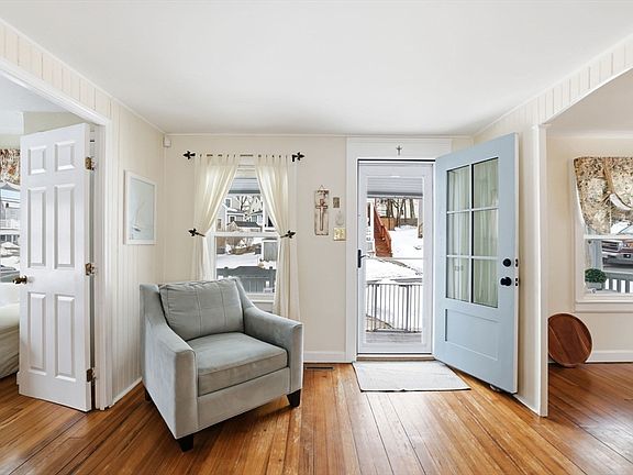 3rd image of 137 Hampton Cir