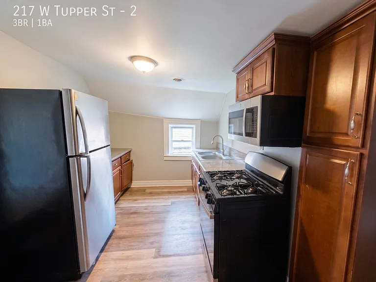 217 W Tupper St #2 — Photo 6