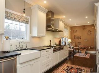 16 Harwich Ln, West Hartford, CT 06117