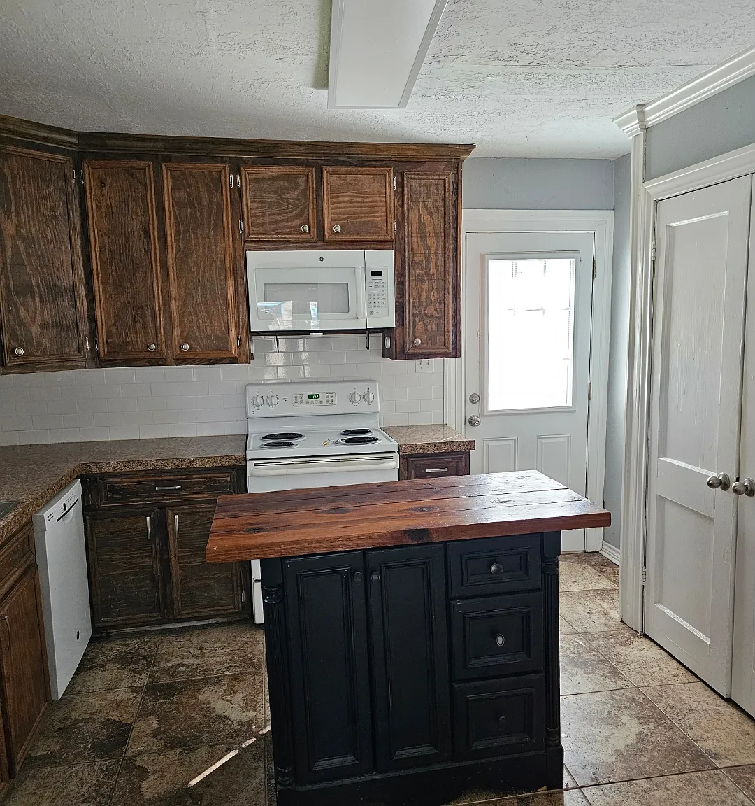 2 bed, 975 sqft, $1,200 — Photo 1
