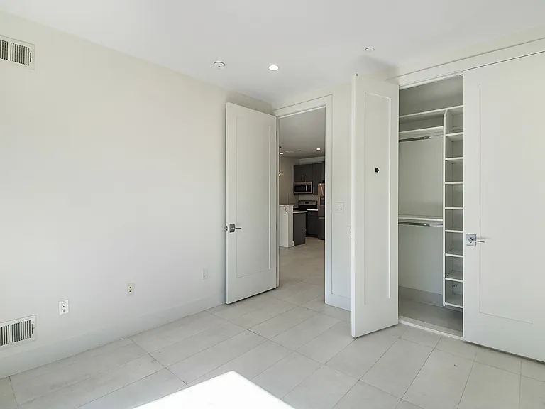 1068 Lafayette Ave #6 — Photo 4