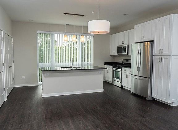 4th image of 911 N Milwaukee Ave #204