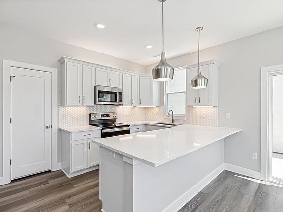 5th image of 402 E Park Pl