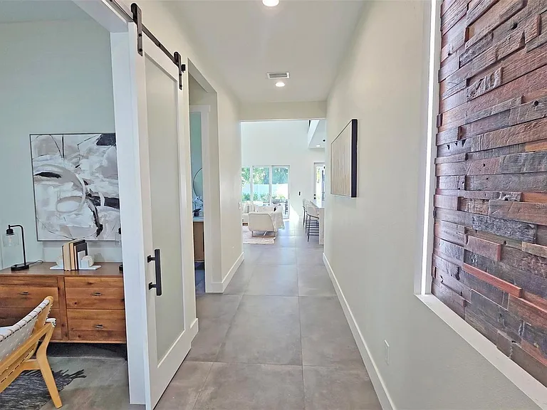 2475 Bay St — Photo 7