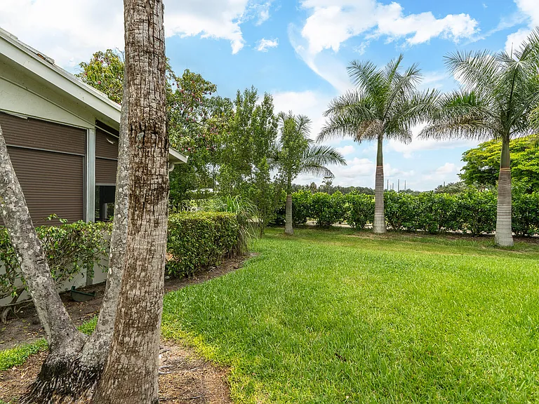 5557 Cameo Dr N — Photo 35