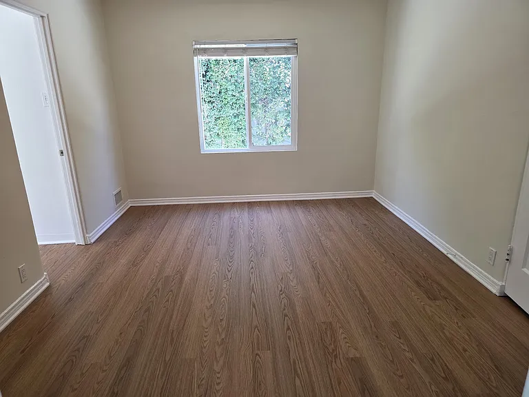 153 S Swall Dr — Photo 26