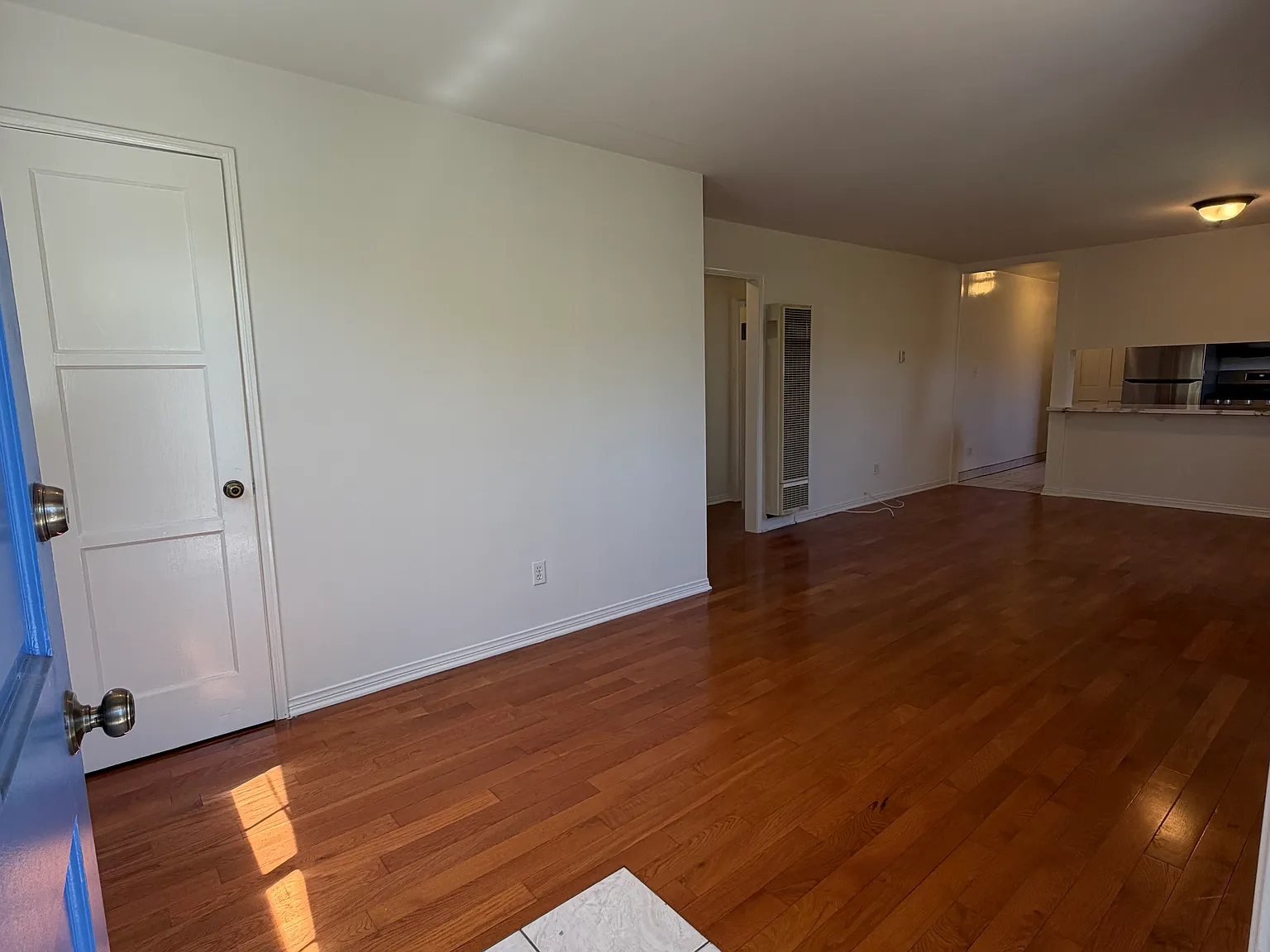 2 bed, 900 sqft, $3,500 — Photo 2