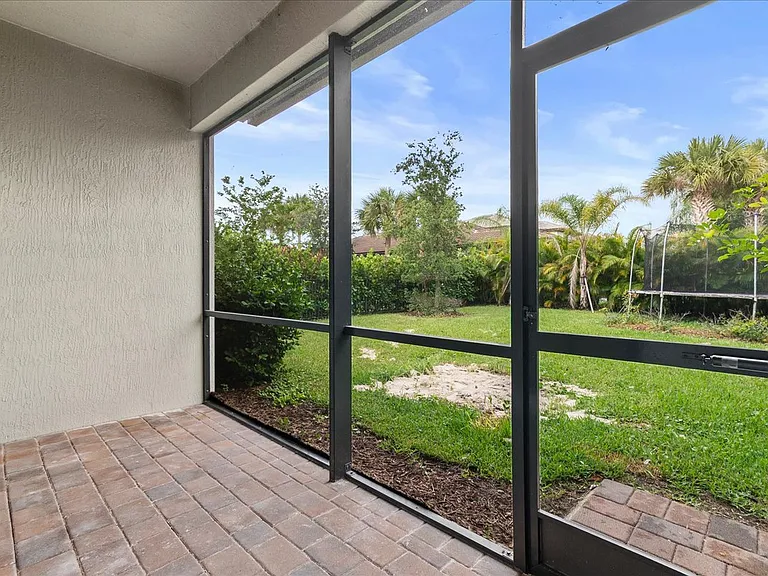 640 SE Monet Dr — Photo 27