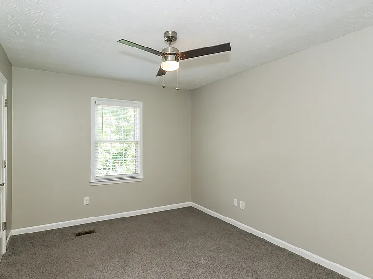 106 Mallard Dr — Photo 2