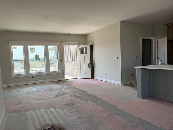 5th image of 136 E Hickam St