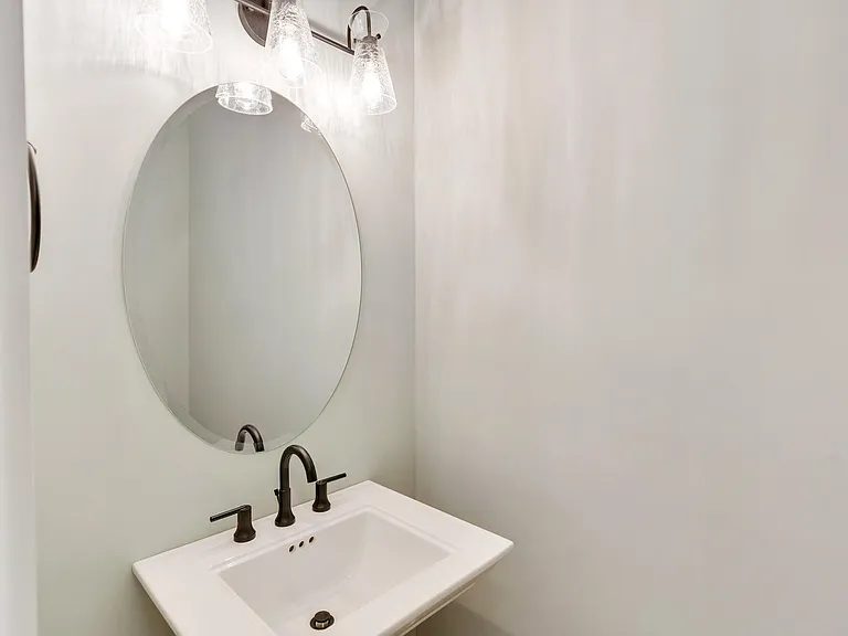 1323 Thomas Ave — Photo 24