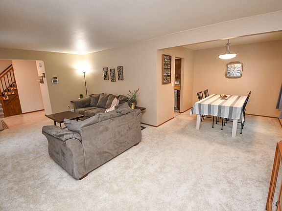 5th image of W270N850 Joanne Dr