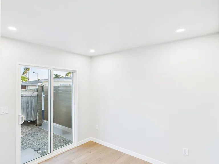 Altadena — Photo 14