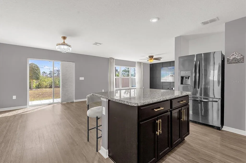 4 bed, 2.5 bath, 1986 sqft, $2,350 — Photo 4