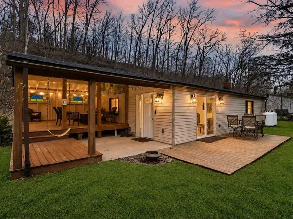142 Twin Lakes Dr, Zelienople, PA 16063