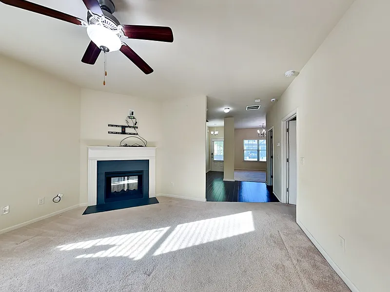 4 bed, 3.5 bath, 2424 sqft, $2,395 — Photo 3