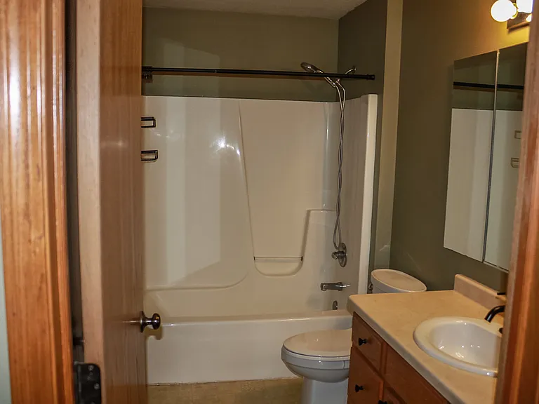 1215 E Bremer Ave — Photo 10