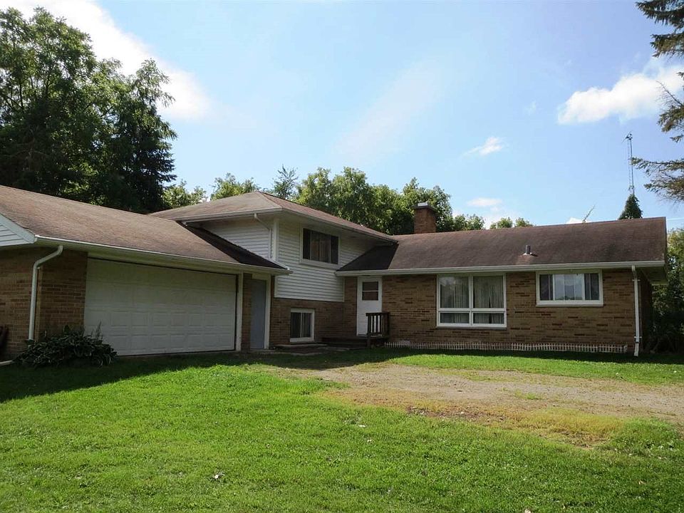 Large Country Home on 5 Acres!