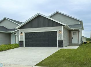 6831 Thomas St, Horace, ND 58047