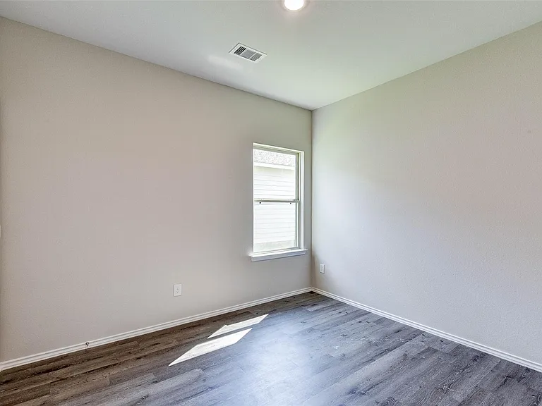 407 E Avenue G — Photo 8