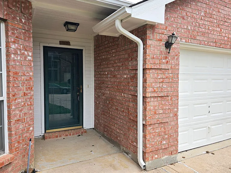 1268 Topeka Dr — Photo 2
