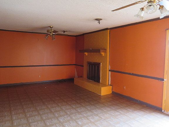 2nd image of 901 Pierce Ln
