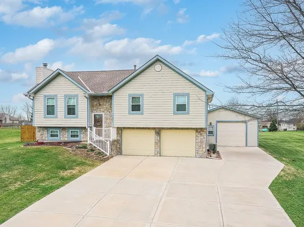 15059 Briarwood Dr, Basehor, KS 66007