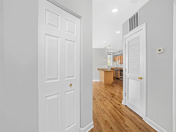 3rd image of 1527 W Rosemont Ave #1