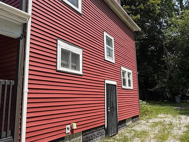 879 Chalker St — Photo 2