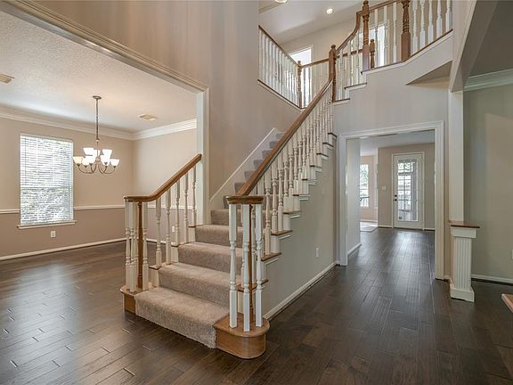 Elegant entryway with hardwood floors thru out downstairs main living areas.