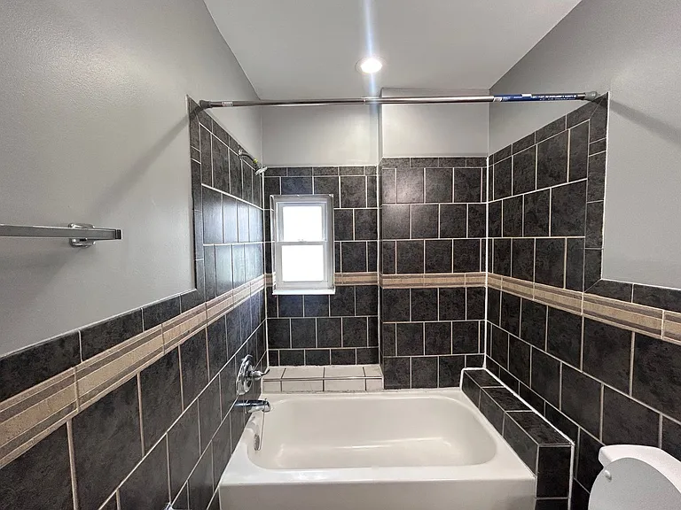 1053 N Kenwood Ave — Photo 9
