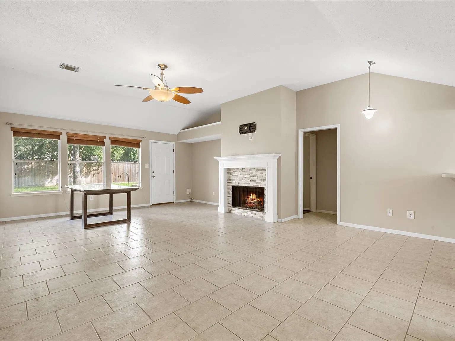 3 bed, 2.0 bath, 1403 sqft, $1,800 — Photo 2
