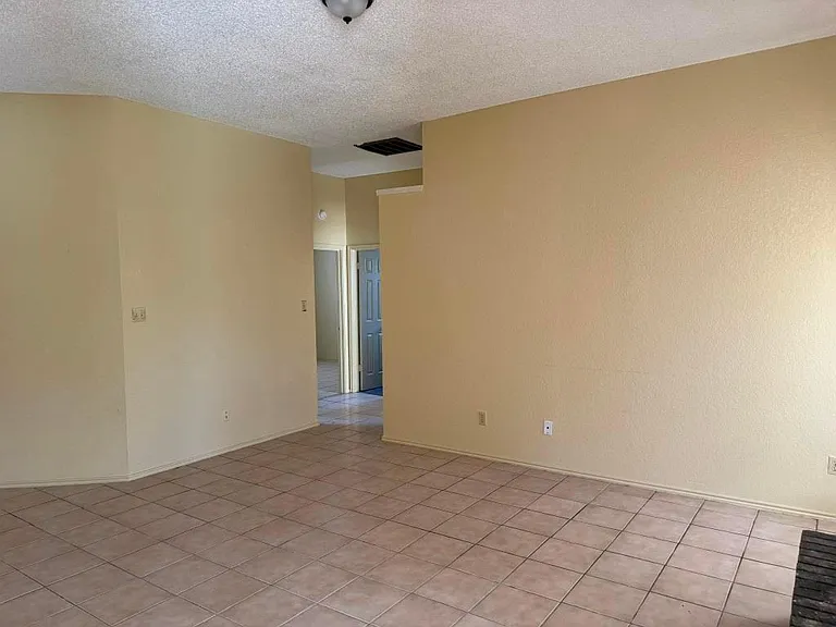 2404 Bluebonnet Dr — Photo 13