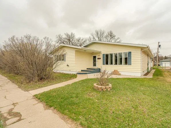 317 Broadway St N, Linton, ND 58552