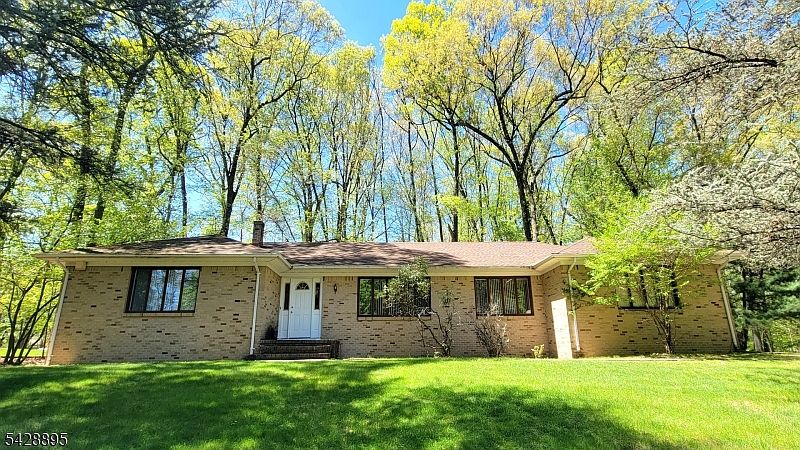 1st image of 8 De Hart Rd